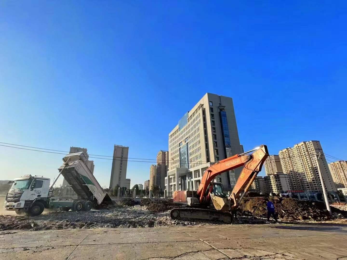 豪家集團(tuán)承建的政務(wù)花園項目、污水管網(wǎng)項目、CBD公園項目施工中